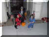 2008halloweenkidsdoor.jpg (33206 bytes)